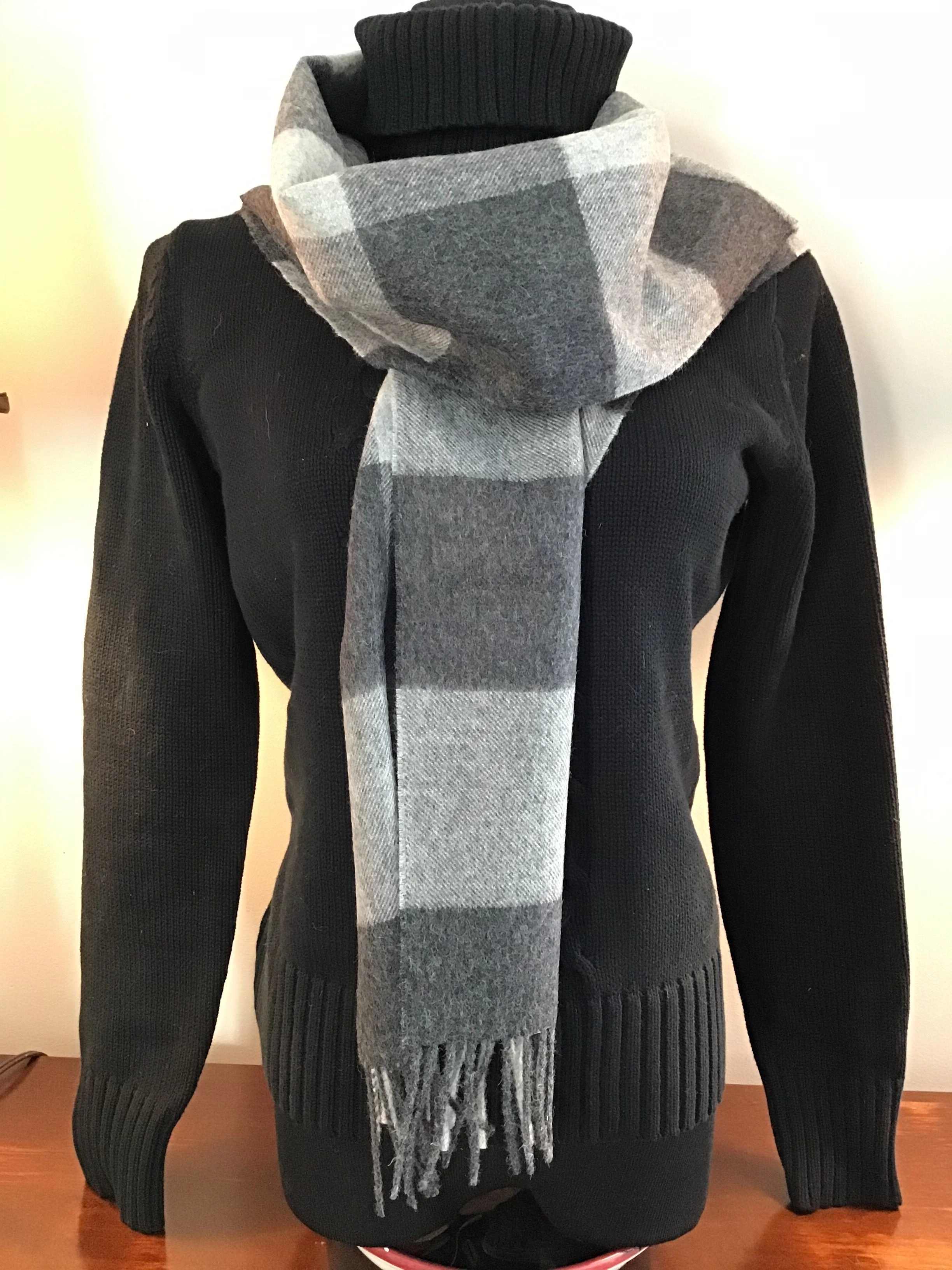 Luxuriously Soft Alpaca Scarf – Wrap Yourself in Cloud-Like Comfort.