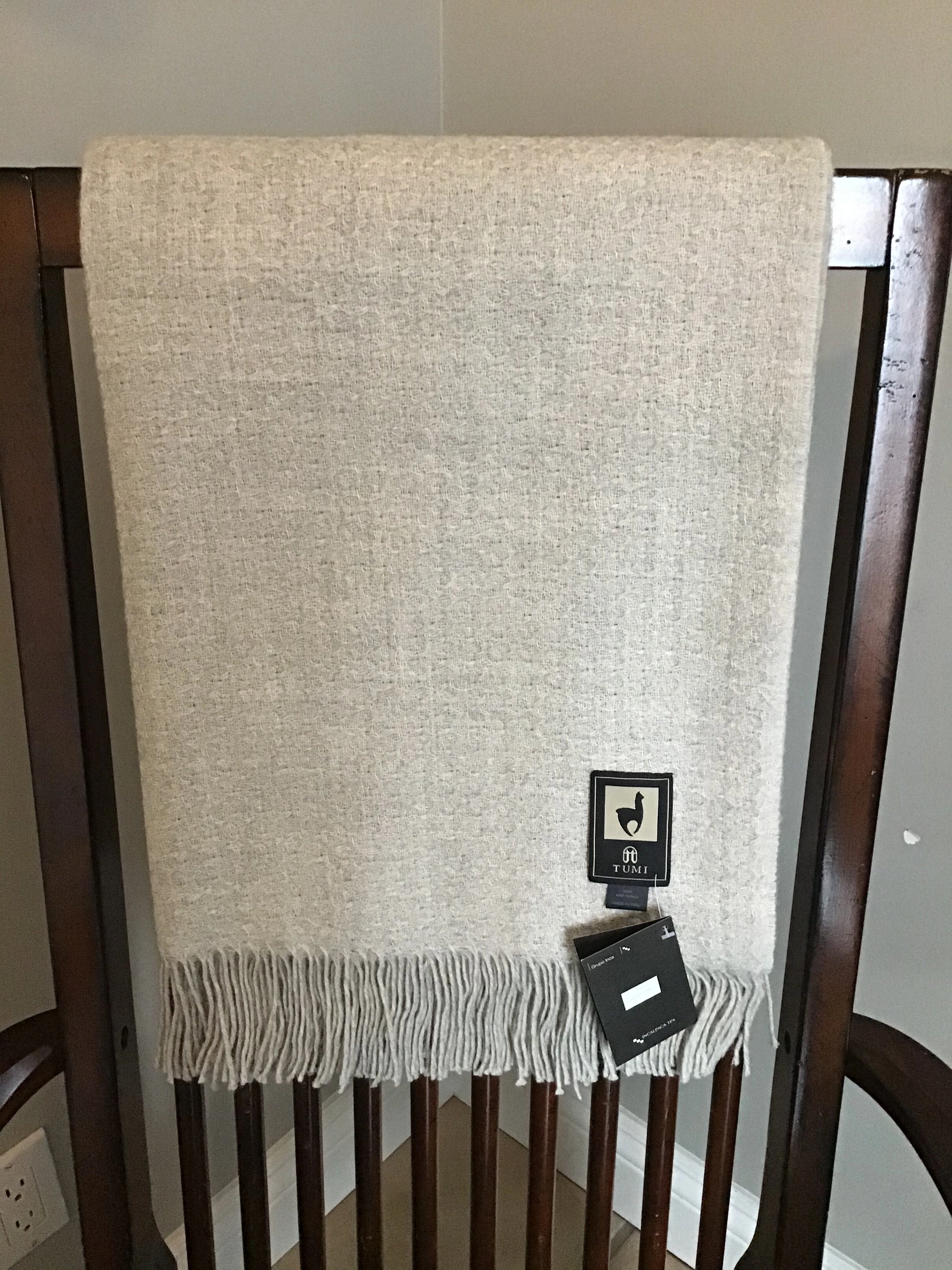 Cozy Alpaca Throw: Wrap Yourself in Luxurious Warmth & Softness!
