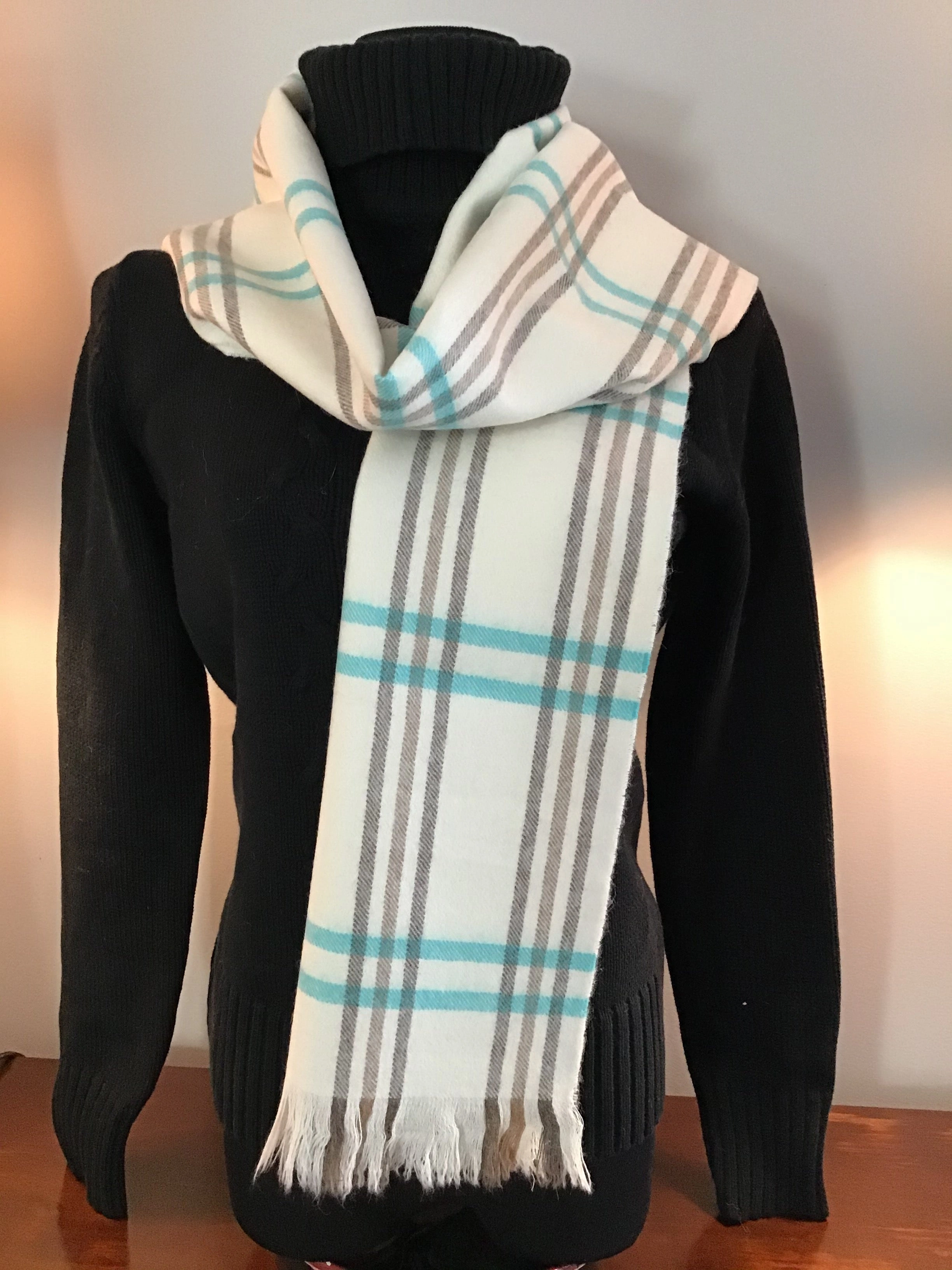 Cozy Clouds: Pure Alpaca Scarf for Luxurious Warmth and Style.